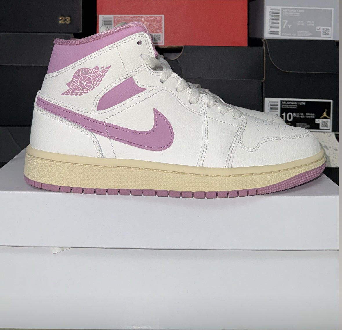 Jordan 1 Mid "Berry"